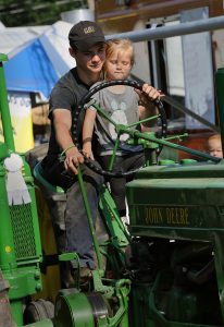 antique-tractor-parade_4562